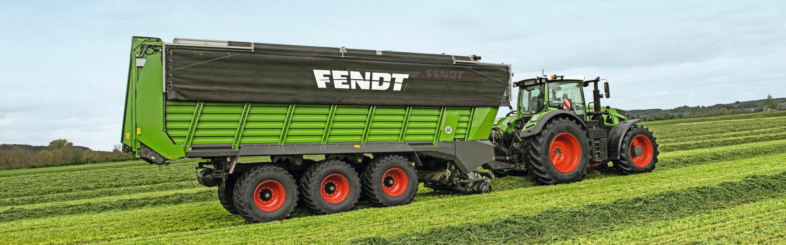 Fendt Traktor mit Fendt Tigo Ladewagen auf dem Feld