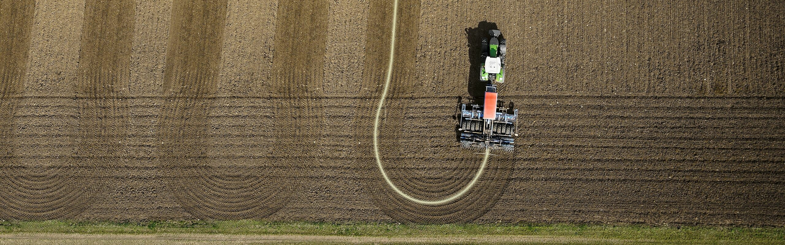 Draufsicht auf einen Fendt Traktor bei der Feldarbeit unter Verwendung des Vorgewendemanagement TI Headland