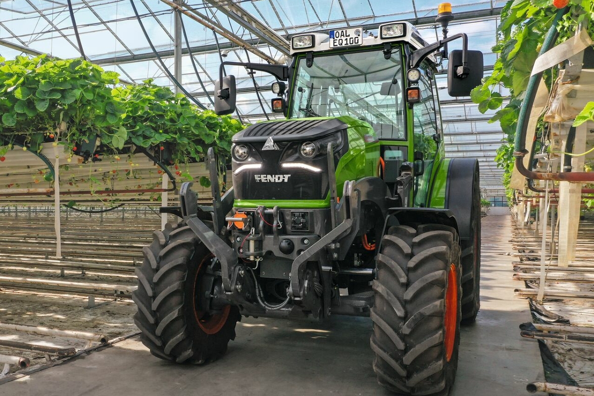 Ein Fendt e100 Vario steht im Gewächshaus