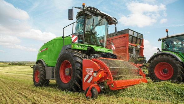 Fendt Katana beim häckseln von Silage.