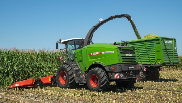 Ein Fendt Katana Feldhäcksler und ein Tigo Ladewagen auf dem Feld