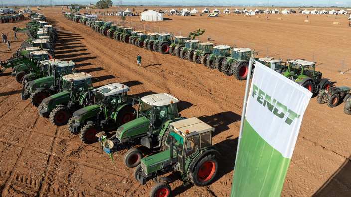 Ein Weg gesäumt von Fendt Trakoren verschiedener Baureihen und Alter beimspanischeFeldtag Fendtgüinos