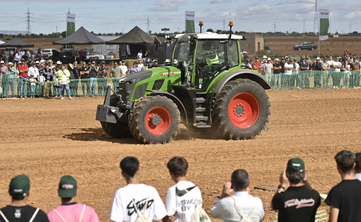 Fendt00 Vario bei einer Vorführung des Fendtgüinos Feldtages im Vorder- und Hintergrund Zushauer hintergrünen Sicherheitszäunen