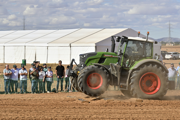 Ein Fendt 728 Vario fährt über unebenes Gelände bei einer Vorführung beim Fendtgüinos