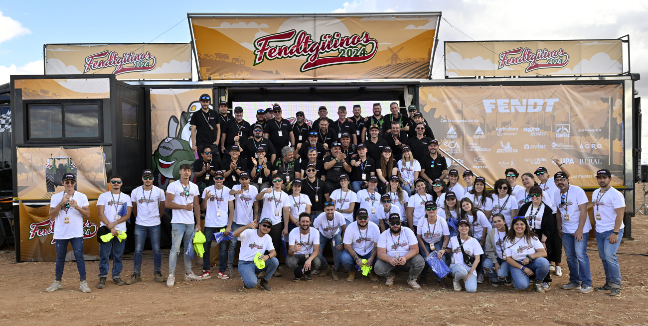 Das Fendt Team auf einer Bühne beim Fendtgüinos Feldtag in Spanien mit passenden T-Shirts