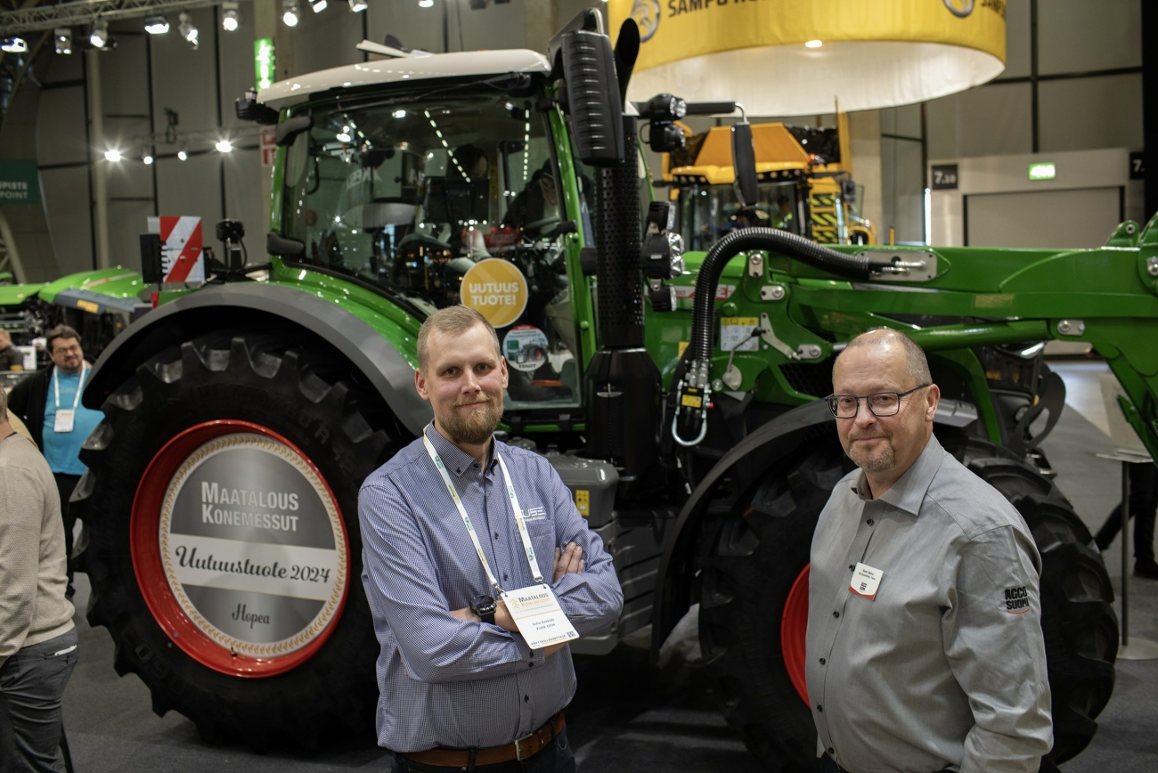 Juho Erkkila (Fuse) und Marko Niemi (Fendt) vor dem prämierten Fendt 600 Vario auf der finnischen Messe Maatalous Konemessut