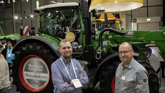 Juho Erkkila (Fuse) und Marko Niemi (Fendt) vor dem prämierten Fendt 600 Vario auf der finnischen MesseMaatalous Konemessut 2024