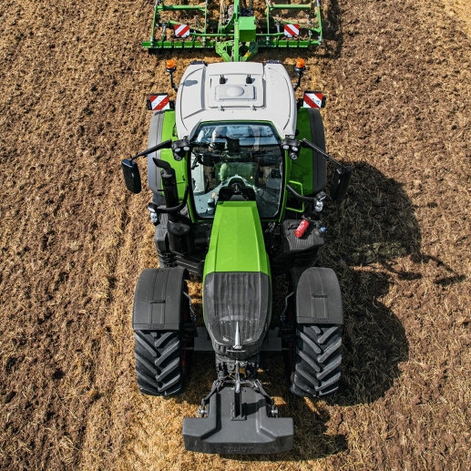 Draufsicht auf einen grün lackierten Fendt 728 Vario bei der Bodenbearbeitung auf dem Feld