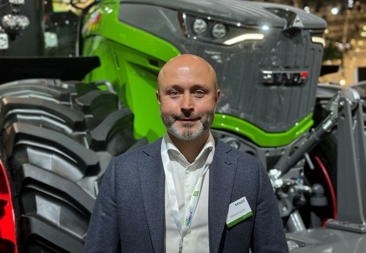 Aleksey Kopylov (Business Manager Fendt Eastern Europe) vor einem Fendt Traktor