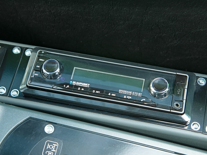 Nahaufnahme des  schwarzen Radios mit kleinem Display und MP3 Anschluss