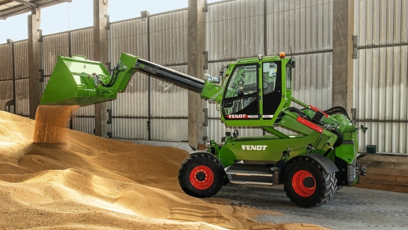 Fendt Cargo T955 mit ausgefahrenem Teleskoparm in einer Lagerhalle.