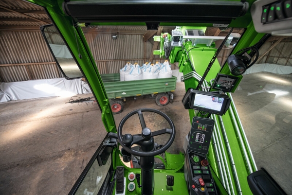 Nahaufnahme der Fendt Cargo T955 Kabine mit Blick auf das Lenkradin einer Lagerhalle