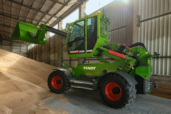 Ein Landwirt fährt mit einem Fendt Cargo T955 in einer Lagerhalle