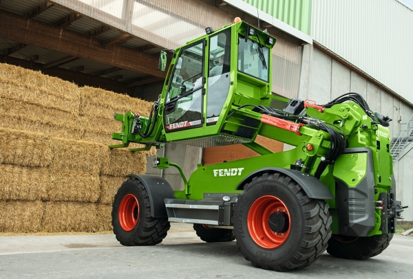 Ein Lanwirt beim Strohballenstampeln mit dem Fendt Cargo T955