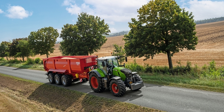 Fendt 700 Vario Gen7 fährt in der Landschaft