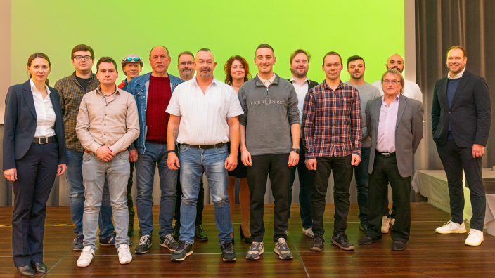 Fendt Mitarbeitende feiern Betriebsjubiläum in Asbach-Bäumenheim, rechts Werksleiter Jochen Gnann, links Anne Felbermeir