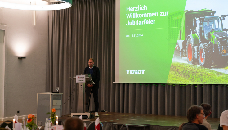 Jochen Gnann (Werksleiter Fendt Asbach-Bäumenheim) auf einer Bühne begrüßt die Gäste in einem Saal der Alten Brauerei in Mertingen