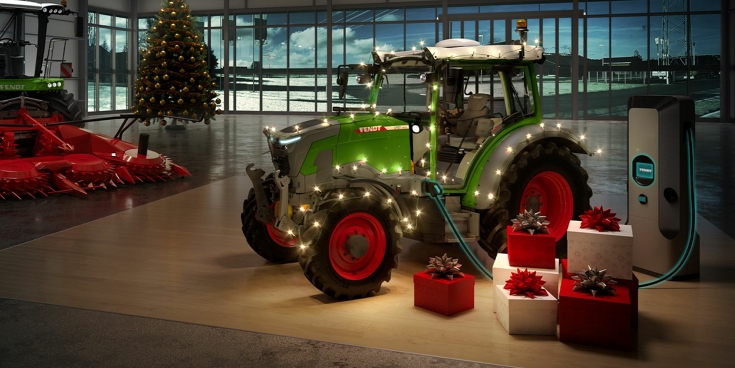 Ein Fendt e100 mit Weihnachtsbeleuchtung