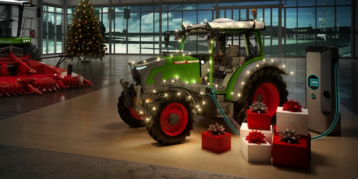 Ein Fendt e100 mit Weihnachtsbeleuchtung