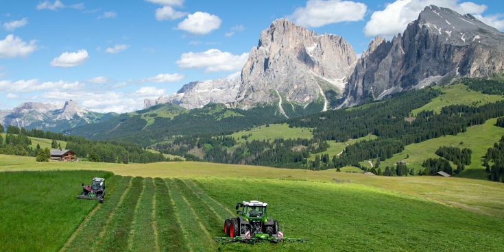 Zwei Fendt-Traktoren beim mähen