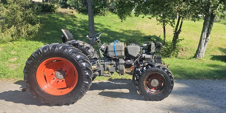 Ein alter, halb zerlegter Fendt Farmer 103 SA