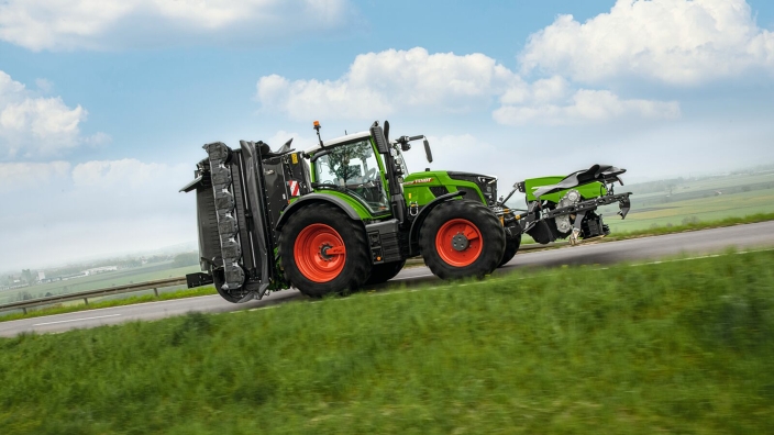 Fendt 600 Vario fährt mit Mähwerk eine Anhöhe hinauf