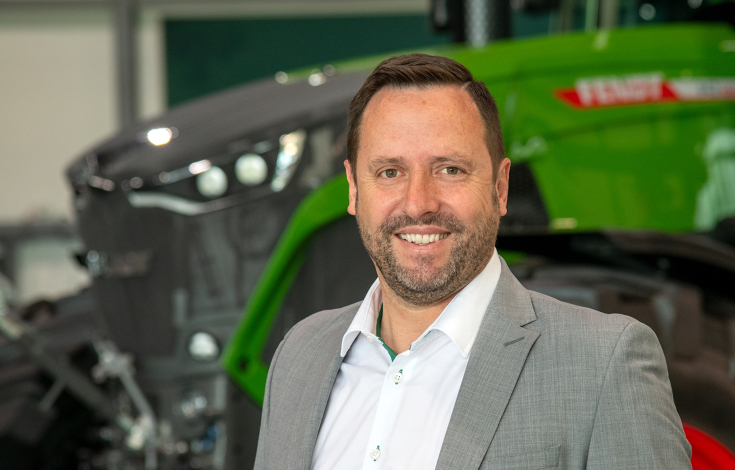 Wolfgang Möhrer (Leiter des Fendt Vertriebs in Deutschland) vor einem Fendt Traktor