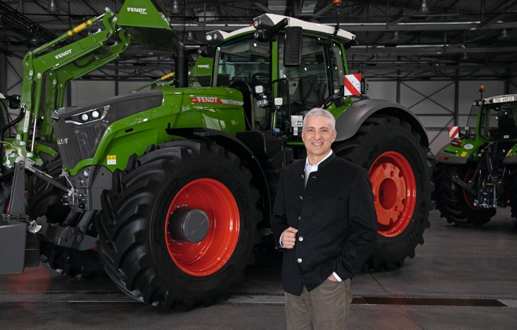 Eric Hansotia (Chairman, President und CEO von AGCO) vor einem Fendt1050 Vario