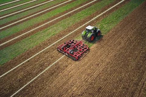 Ovenfra af en Fendt 1000 Vario med redskab på en mark