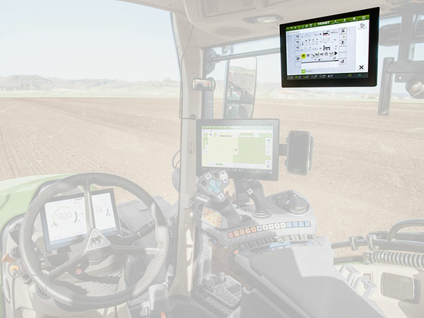 Nærbillede af Fendt 700 Vario Gen6 -kabinen hvor den digitale 12" tagteminal er fremhævet med farve.