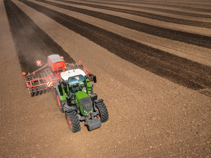 Fendt 700 Vario Gen6 under jordbearbejdning med en harve