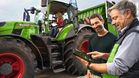 En landbbruger sidder i en Fendt 700 Vario Gen7, mens hendes mand foran traktoren bliver rådgivet af en Fendt-forhandler med en tablet i hånden.
