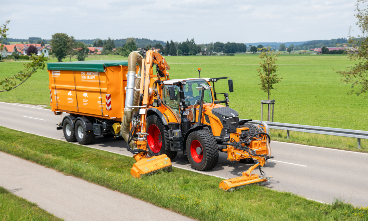 Fendt 728 Vario i kommuneorange med to udlliggerarme med klippere til arbejde i vejkanten og en anhænger