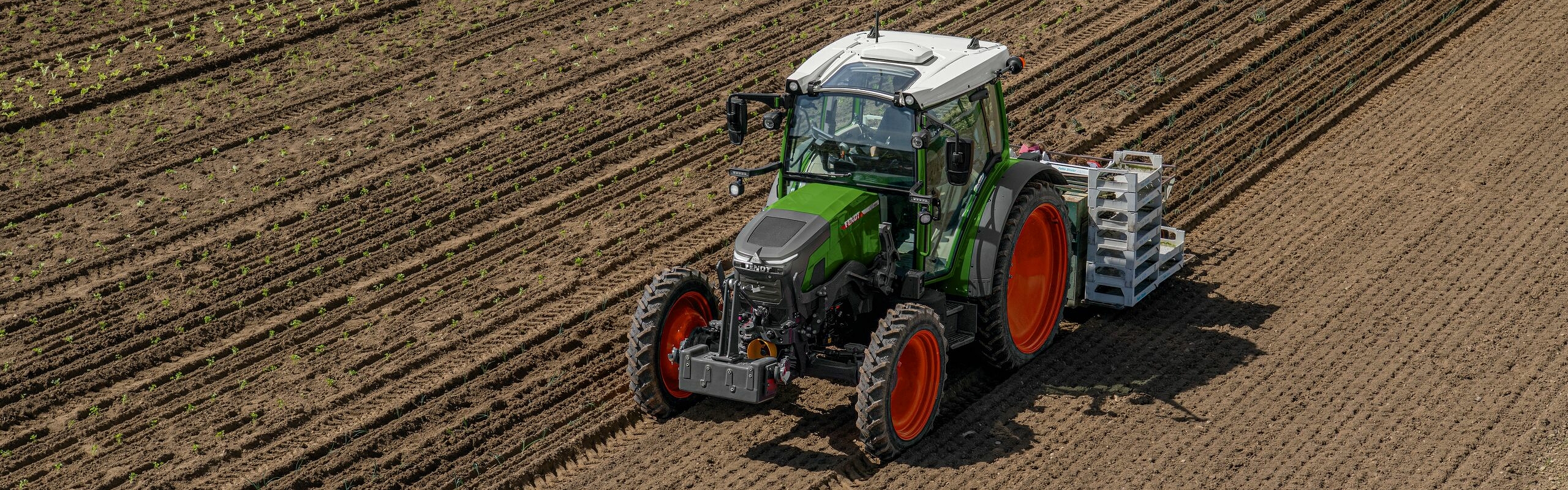 Den nye Fendt e100 Vario høster i marken