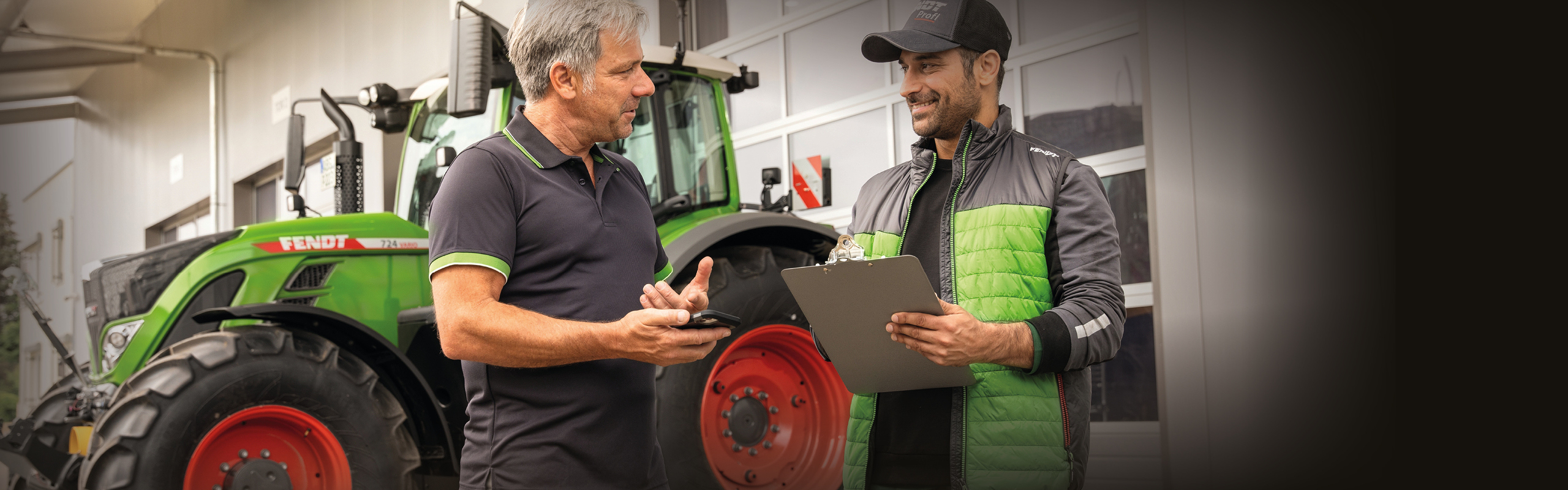 En Fendt-forhandler og en Fendt-servicemedarbejder gennemgår tjeklisten for AGCO Parts Smart Check