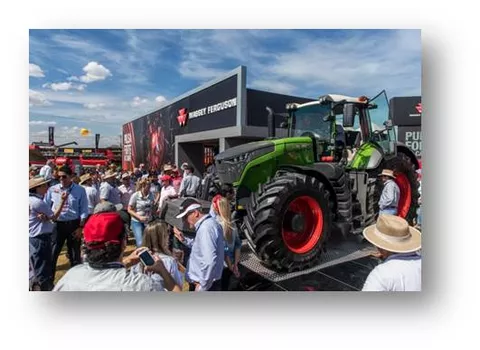 Los visitantes se maravillan con el Fendt 1050 Vario