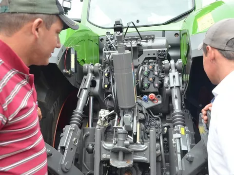 Agricultores brasileños interesados en la novedosa tecnología.