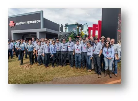 Numerosas personas delante del Fendt 1050 Vario