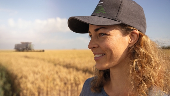 Una agricultora Fendt satisfecha con la cosecha realizada con su segadora-trilladora Ideal