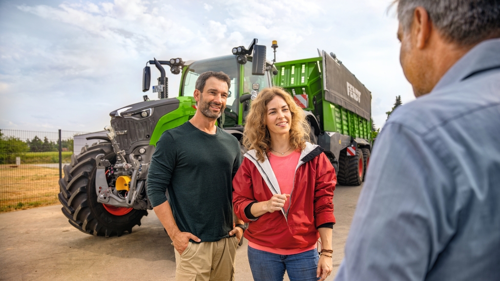 Una pareja de agricultores recibiendo asesoramiento de un distribuidor Fendt