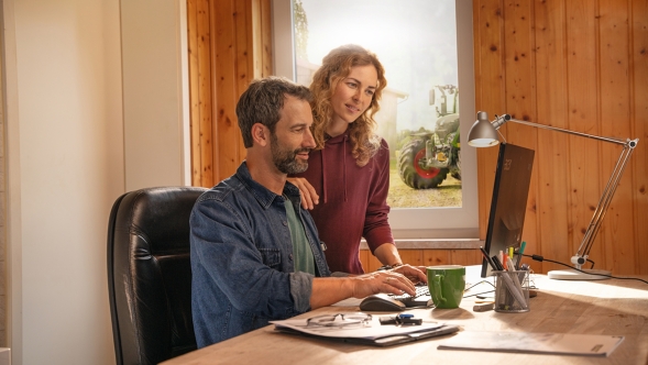 Un matrimonio de agricultores, clientes de Fendt, participan en el programa Fendt desde internet