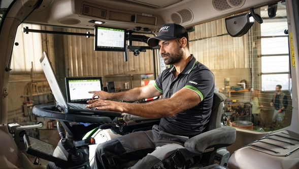 Un trabajador de atención al cliente comprueba un recambio Fendt para un tractor Fendt