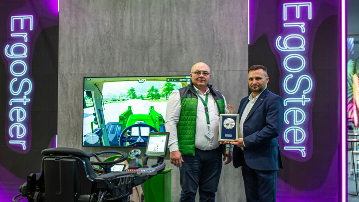 Rafal Mikolajczak (especialista de productos de tractores Fendt en Polonia) y Krzysztof Gnyp (Retail Manager Fendt Polonia) con el galardón en sus manos.