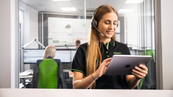 Una empleada de Fendt asesora a un agricultor por teléfono desde el Fendt Service Center