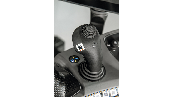 Primer plano del joystick negro en la cabina del Fendt 700 Vario Gen6.