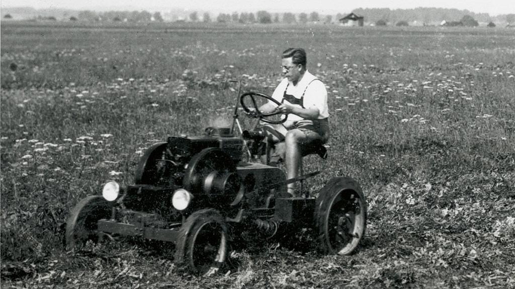 Foto histórica de Fendt en blanco y negro con un predecesor del Dieselross en el campo