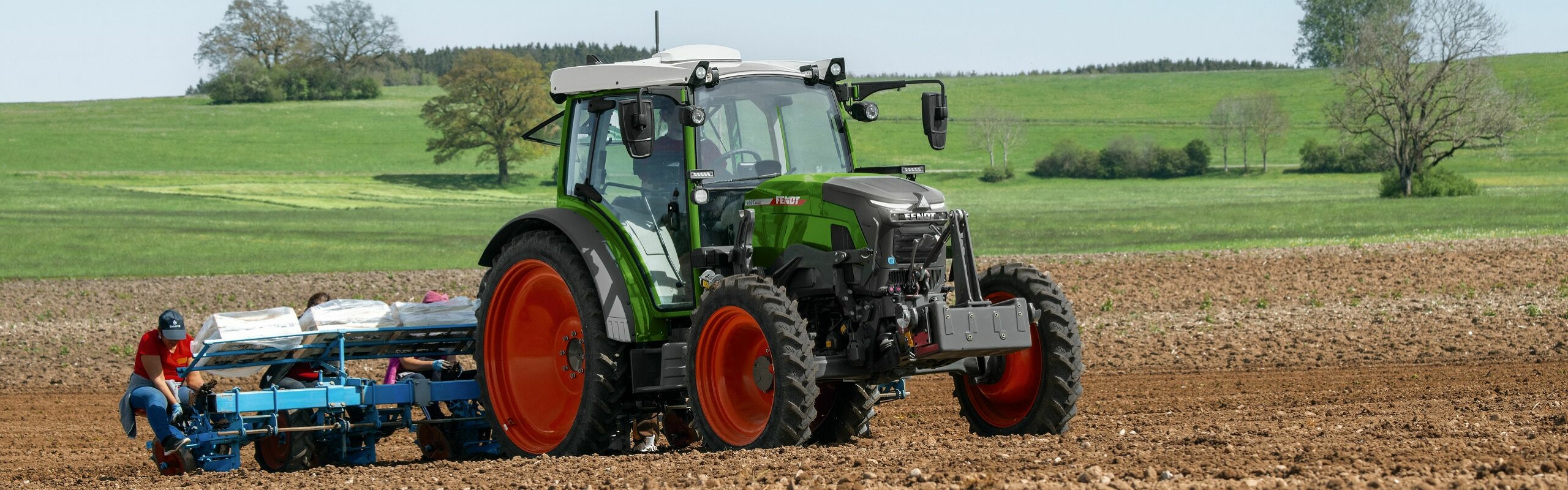 Un Fendt e100 Vario trabajando en el campo