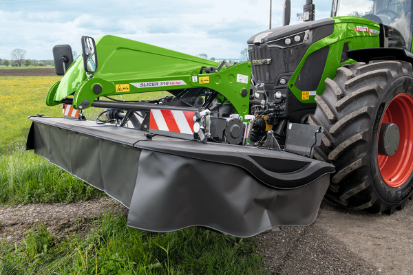 Segadora Fendt Slicer 310 FQ KC en la posición de transporte vista desde el lateral delantero.