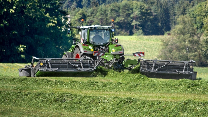 Formación de hileras con un tractor Fendt Vario y combinación de segadora Slicer