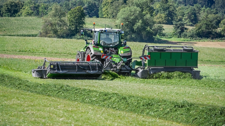 Siega de bordes con un tractor Fendt Vario con combinación de segadora Slicer